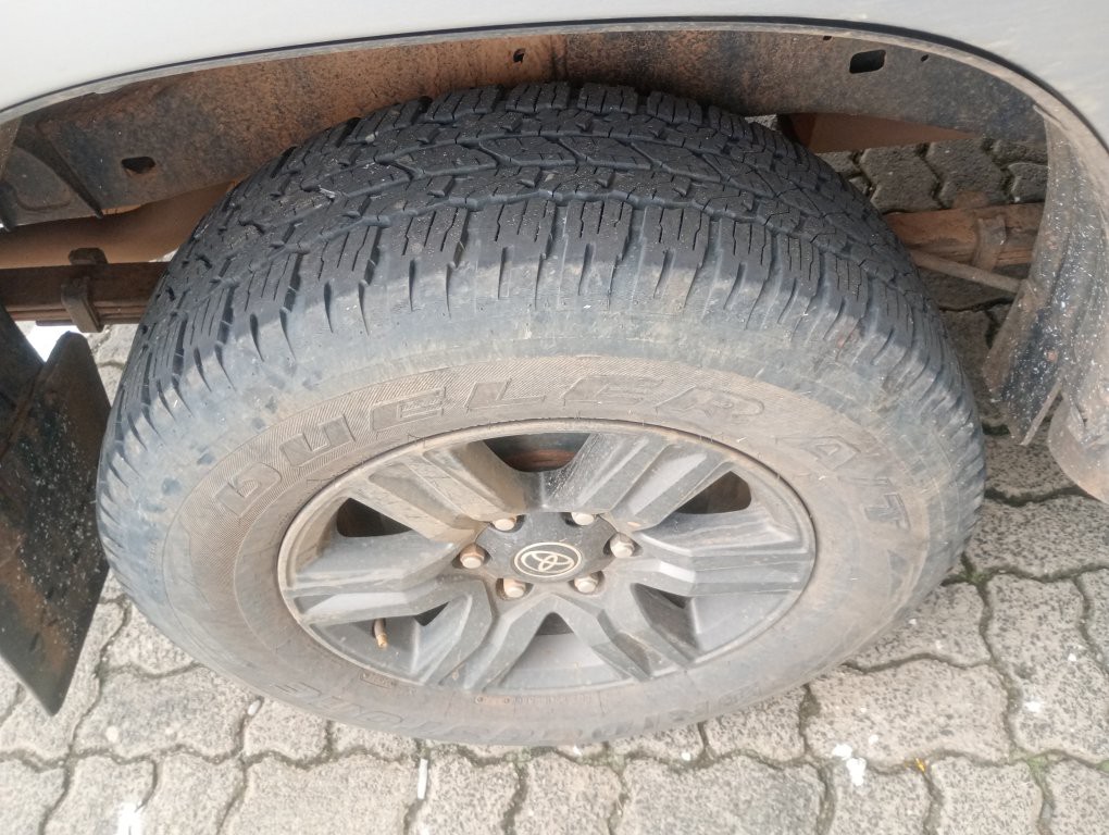 TOYOTA HILUX 2.8 D-4D TURBO DIESEL CD SR 4X4 AUTOM&Aacute;TICO