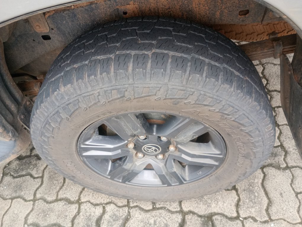 TOYOTA HILUX 2.8 D-4D TURBO DIESEL CD SR 4X4 AUTOM&Aacute;TICO