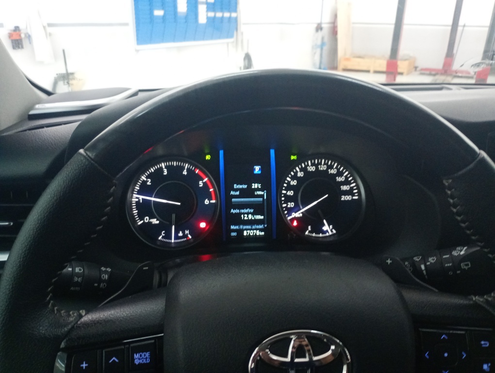 TOYOTA HILUX SW4 2.8 D-4D TURBO DIESEL SRX 7L 4X4 AUTOM&Aacute;TICO
