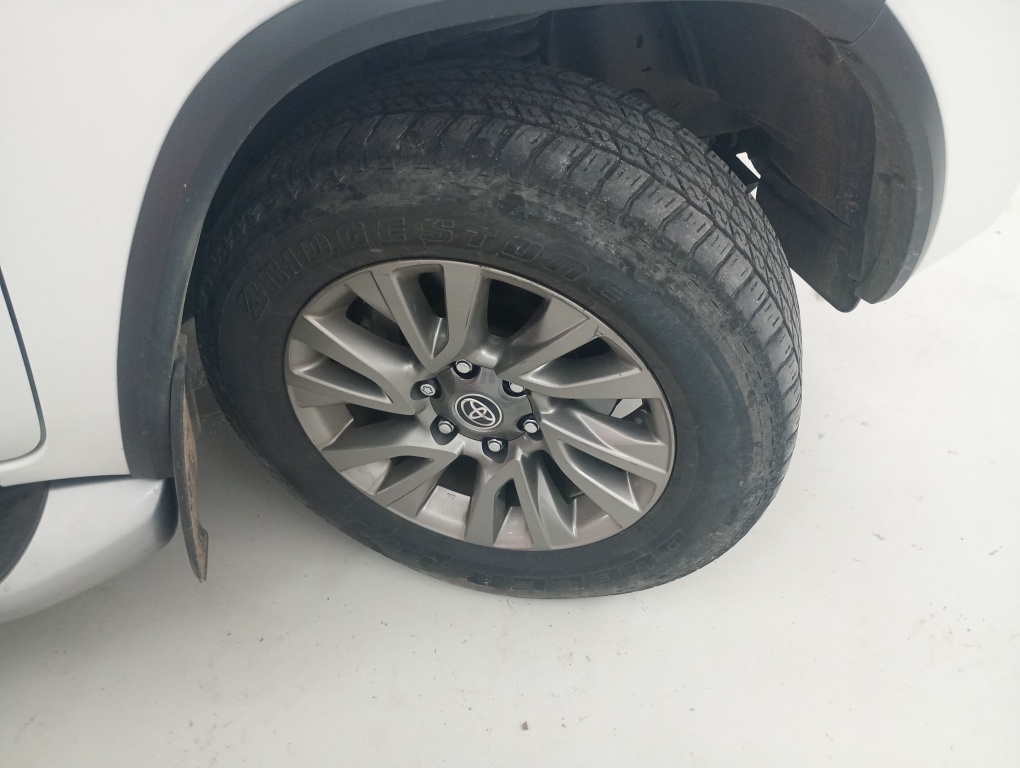 TOYOTA HILUX SW4 2.8 D-4D TURBO DIESEL SRX 7L 4X4 AUTOM&Aacute;TICO