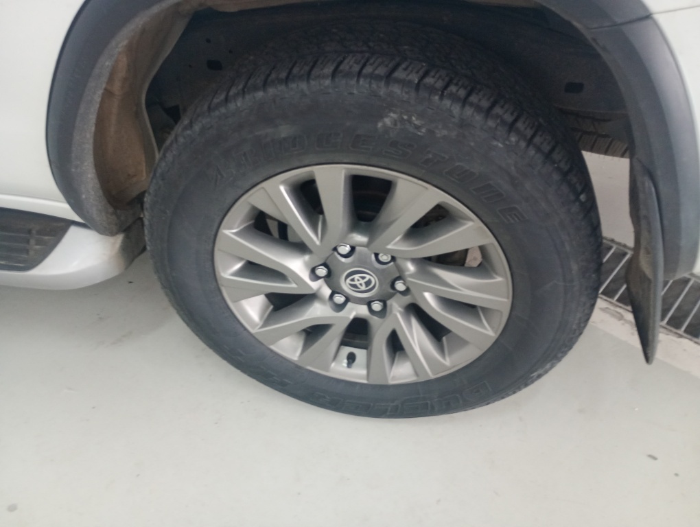 TOYOTA HILUX SW4 2.8 D-4D TURBO DIESEL SRX 7L 4X4 AUTOM&Aacute;TICO