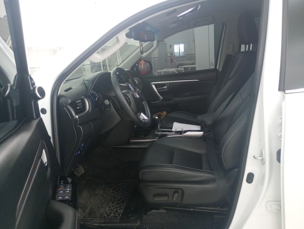 TOYOTA HILUX SW4 2.8 D-4D TURBO DIESEL SRX 7L 4X4 AUTOM&Aacute;TICO