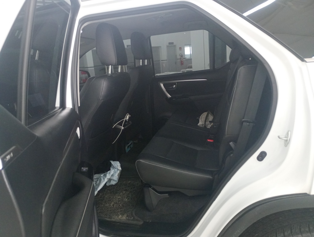TOYOTA HILUX SW4 2.8 D-4D TURBO DIESEL SRX 7L 4X4 AUTOM&Aacute;TICO