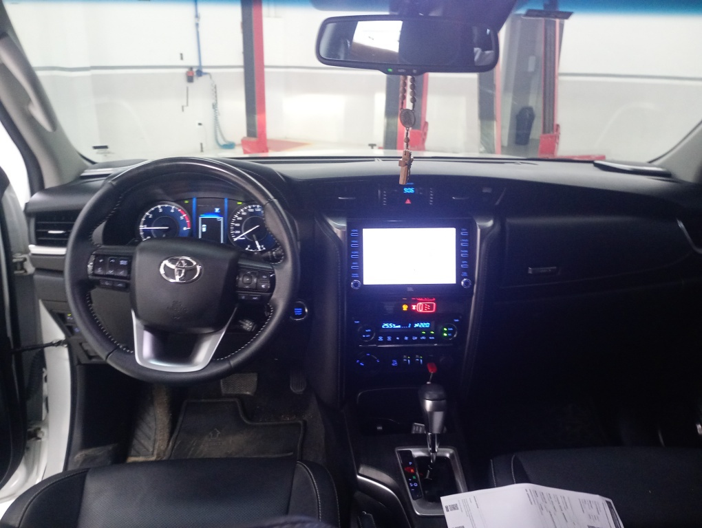 TOYOTA HILUX SW4 2.8 D-4D TURBO DIESEL SRX 7L 4X4 AUTOM&Aacute;TICO