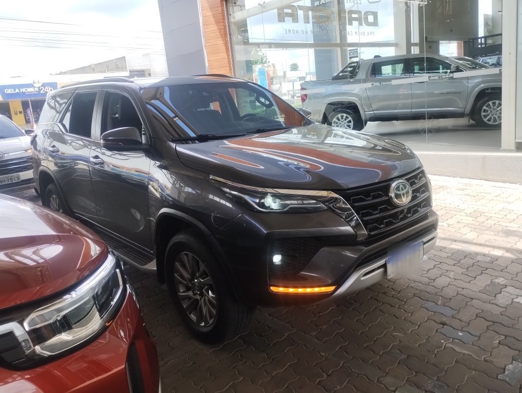 TOYOTA HILUX SW4 2.8 D-4D TURBO DIESEL SRX 7L 4X4 AUTOMÁTICO