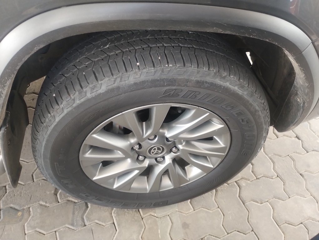 TOYOTA HILUX SW4 2.8 D-4D TURBO DIESEL SRX 7L 4X4 AUTOM&Aacute;TICO