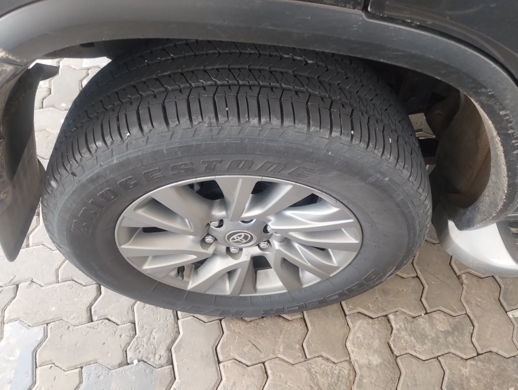 TOYOTA HILUX SW4 2.8 D-4D TURBO DIESEL SRX 7L 4X4 AUTOM&Aacute;TICO