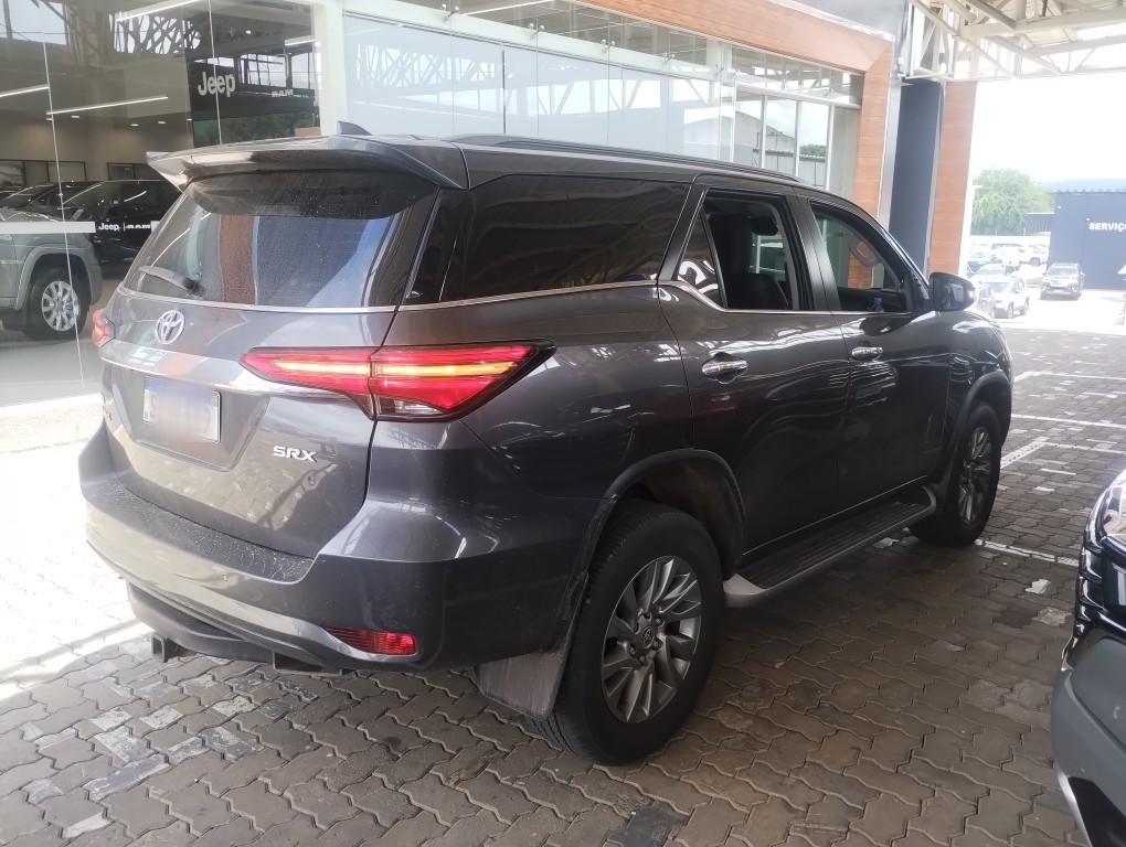 TOYOTA HILUX SW4 2.8 D-4D TURBO DIESEL SRX 7L 4X4 AUTOM&Aacute;TICO