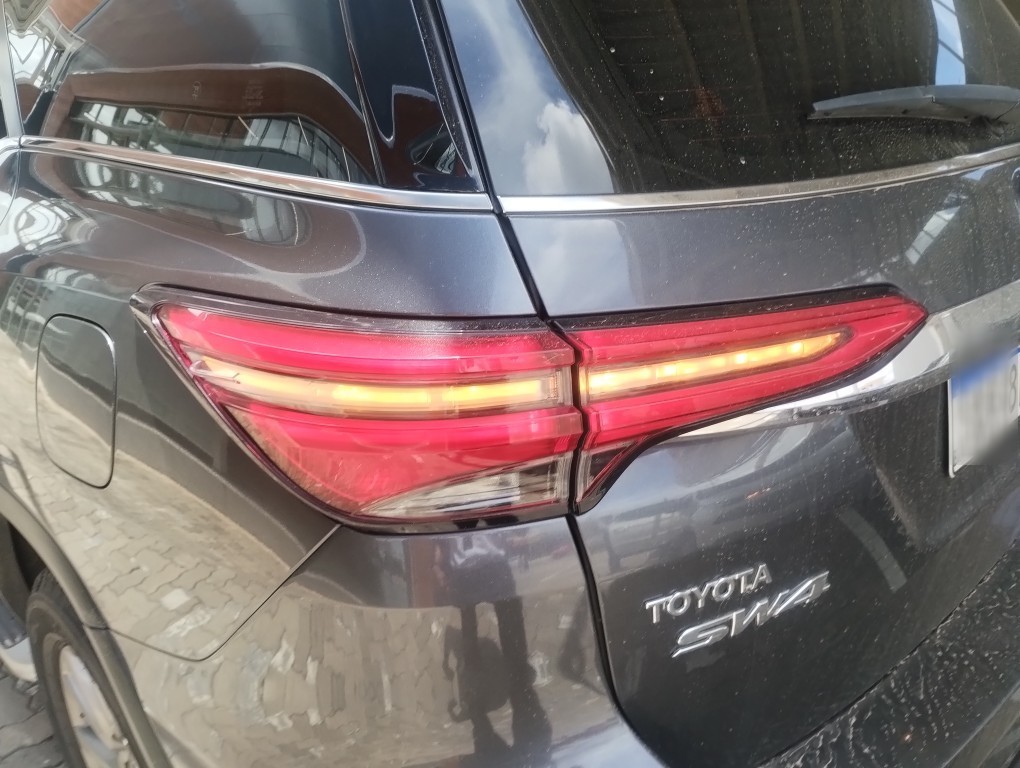 TOYOTA HILUX SW4 2.8 D-4D TURBO DIESEL SRX 7L 4X4 AUTOM&Aacute;TICO