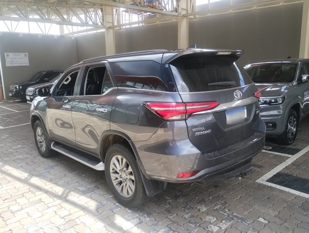 TOYOTA HILUX SW4 2.8 D-4D TURBO DIESEL SRX 7L 4X4 AUTOM&Aacute;TICO
