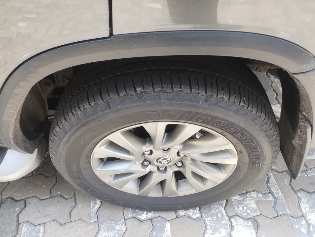 TOYOTA HILUX SW4 2.8 D-4D TURBO DIESEL SRX 7L 4X4 AUTOM&Aacute;TICO