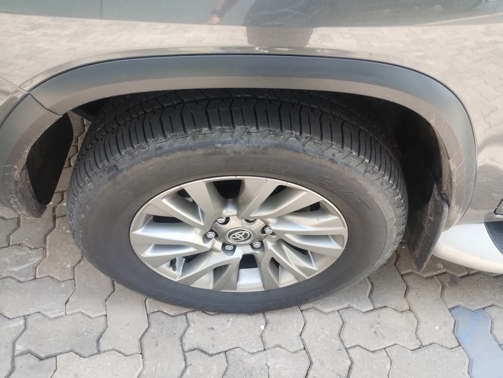 TOYOTA HILUX SW4 2.8 D-4D TURBO DIESEL SRX 7L 4X4 AUTOM&Aacute;TICO