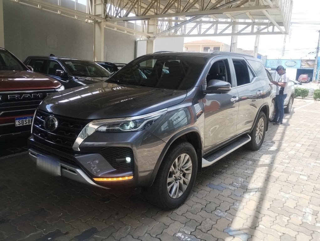 TOYOTA HILUX SW4 2.8 D-4D TURBO DIESEL SRX 7L 4X4 AUTOM&Aacute;TICO