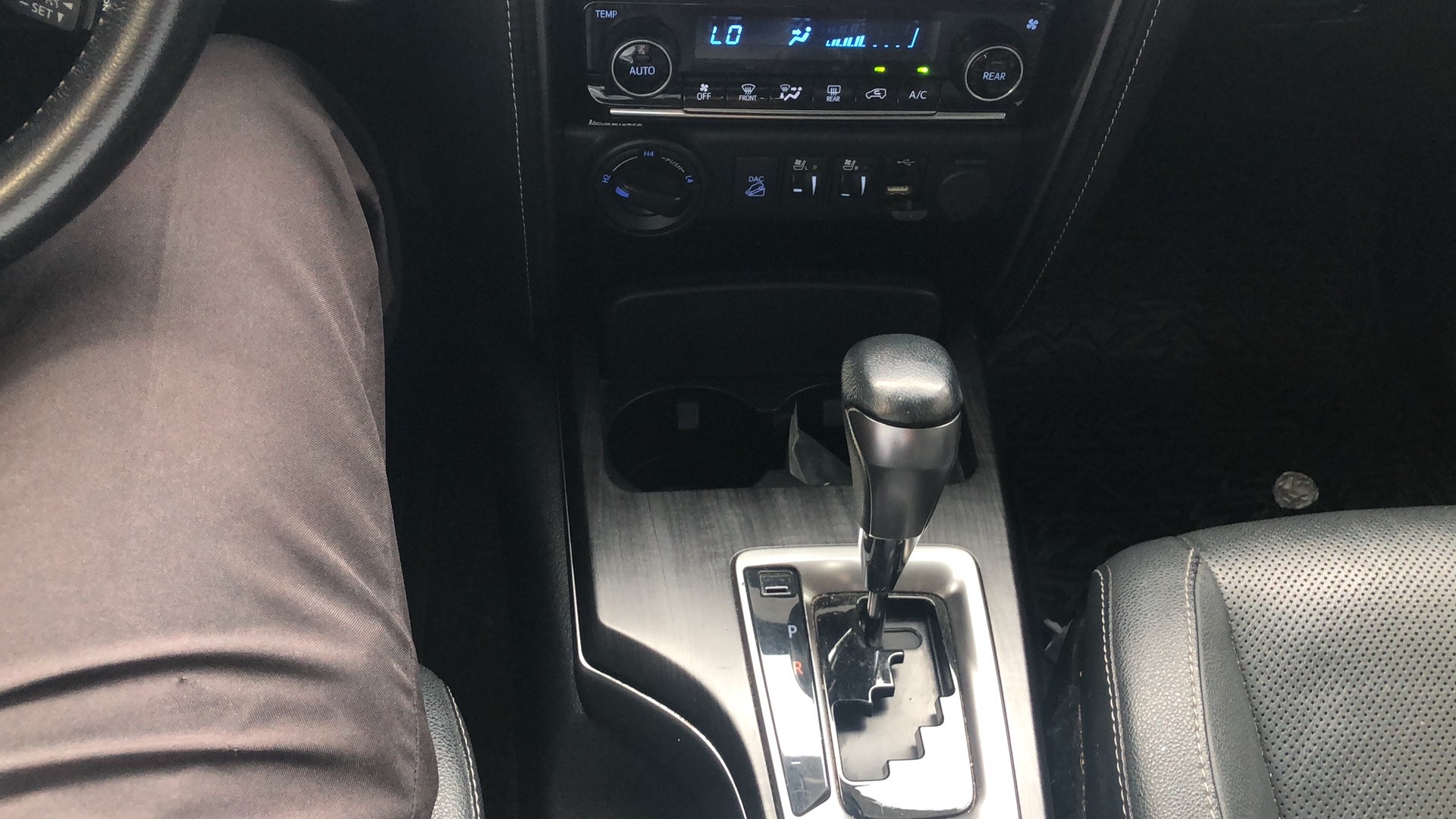 TOYOTA HILUX SW4 2.8 D-4D TURBO DIESEL SRX 7L 4X4 AUTOM&Aacute;TICO