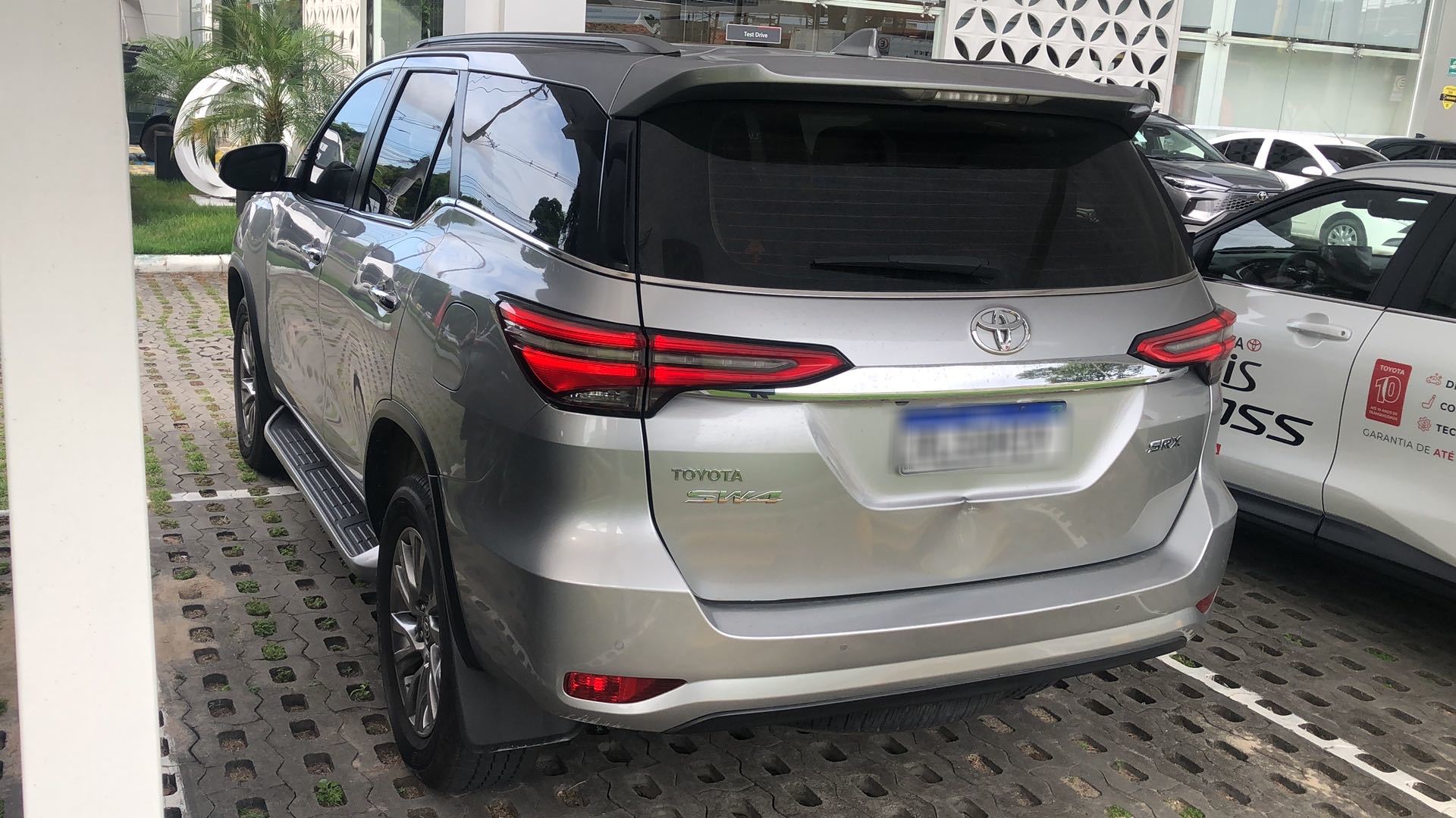 TOYOTA HILUX SW4 2.8 D-4D TURBO DIESEL SRX 7L 4X4 AUTOM&Aacute;TICO