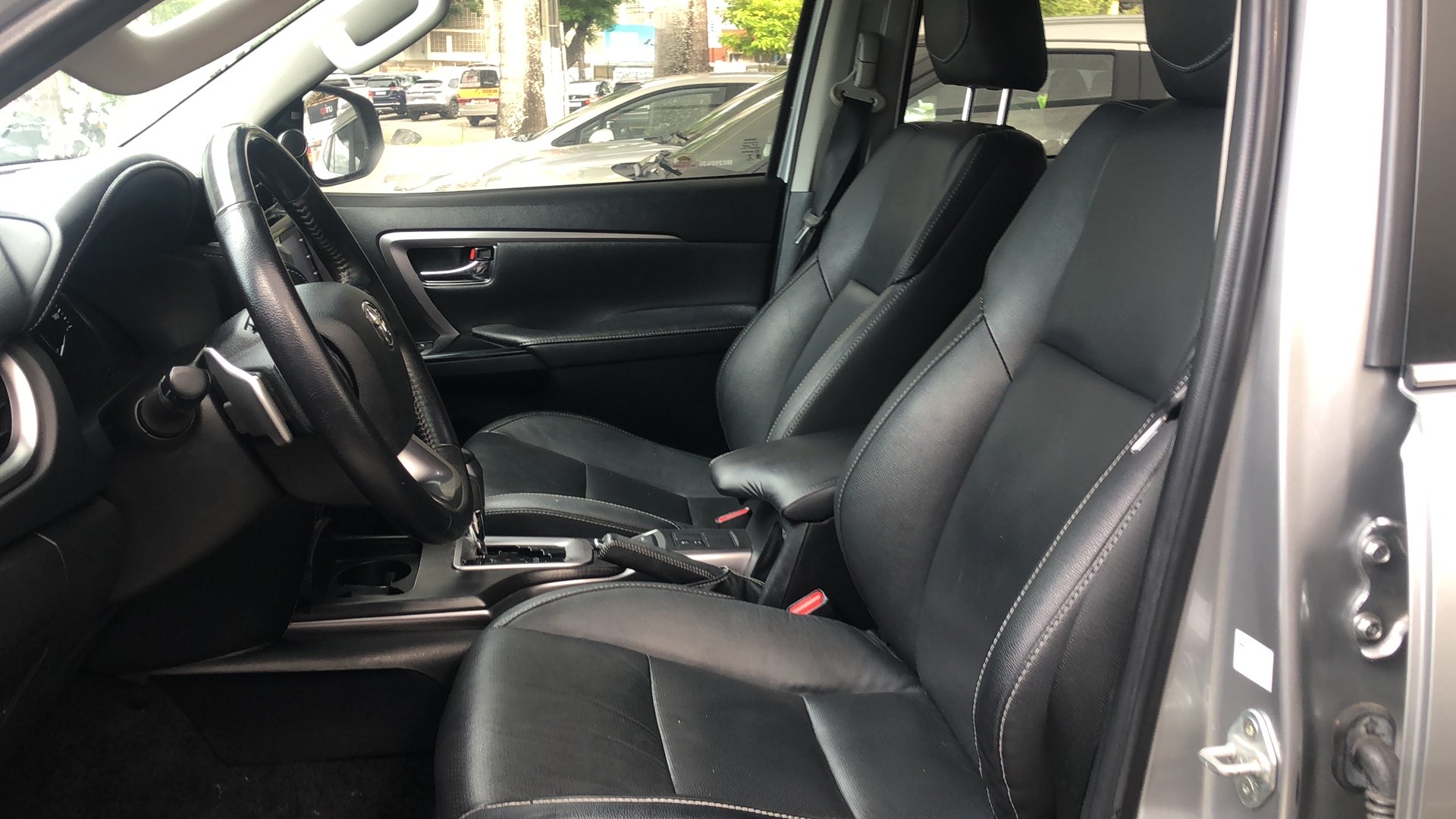 TOYOTA HILUX SW4 2.8 D-4D TURBO DIESEL SRX 7L 4X4 AUTOM&Aacute;TICO