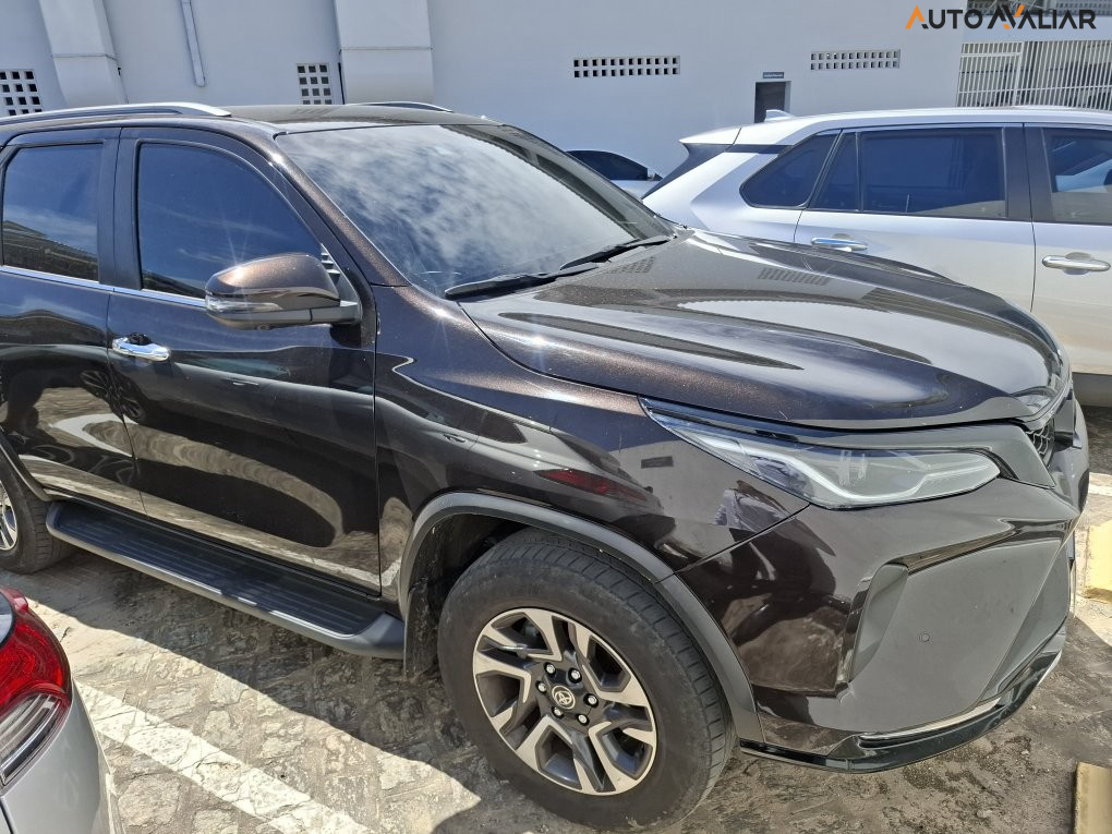 TOYOTA HILUX SW4 2.8 D-4D TURBO DIESEL SRX PLATINUM 7L 4X4 AUTOMÁTICO