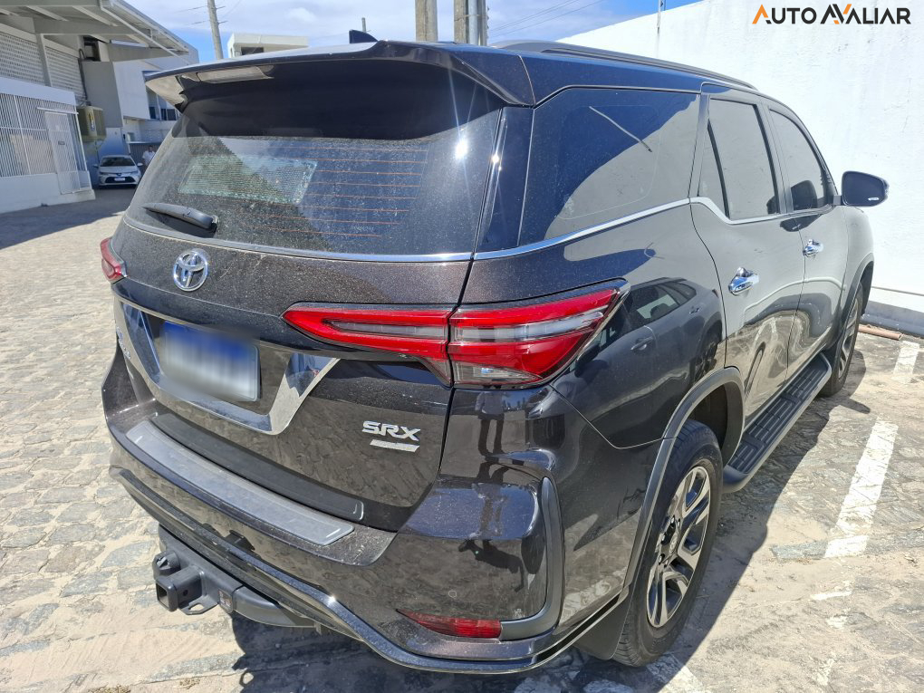 TOYOTA HILUX SW4 2.8 D-4D TURBO DIESEL SRX PLATINUM 7L 4X4 AUTOM&Aacute;TICO