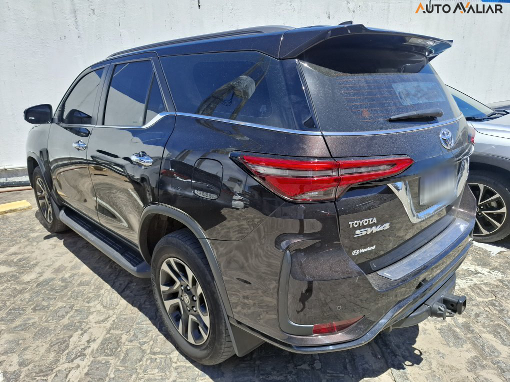 TOYOTA HILUX SW4 2.8 D-4D TURBO DIESEL SRX PLATINUM 7L 4X4 AUTOM&Aacute;TICO