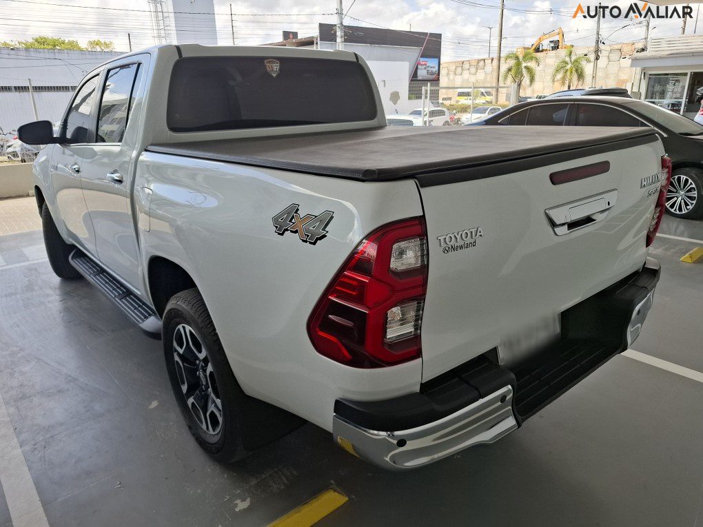 TOYOTA HILUX 2.8 D-4D TURBO DIESEL CD SRX 4X4 AUTOM&Aacute;TICO