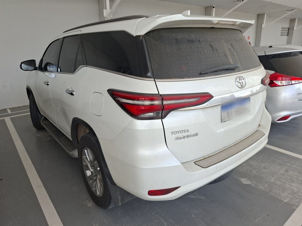 TOYOTA HILUX SW4 2.8 D-4D TURBO DIESEL SRX 7L 4X4 AUTOM&Aacute;TICO