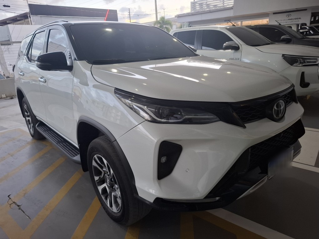 TOYOTA HILUX SW4 2.8 D-4D TURBO DIESEL SRX PLATINUM 7L 4X4 AUTOMÁTICO