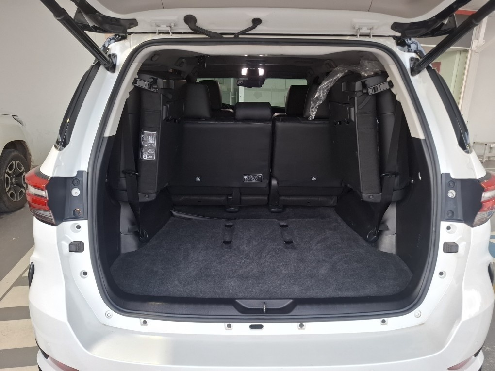TOYOTA HILUX SW4 2.8 D-4D TURBO DIESEL SRX PLATINUM 7L 4X4 AUTOM&Aacute;TICO