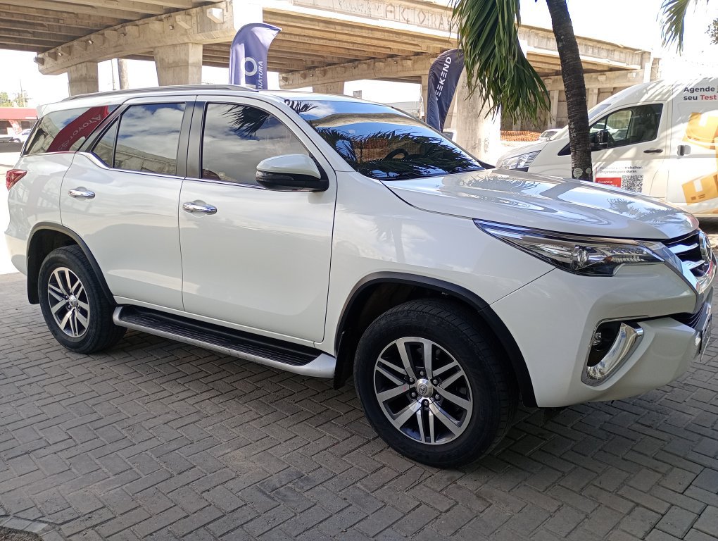 TOYOTA HILUX SW4 2.8 SRX 4X4 7 LUGARES 16V TURBO INTERCOOLER DIESEL 4P AUTOMATICO