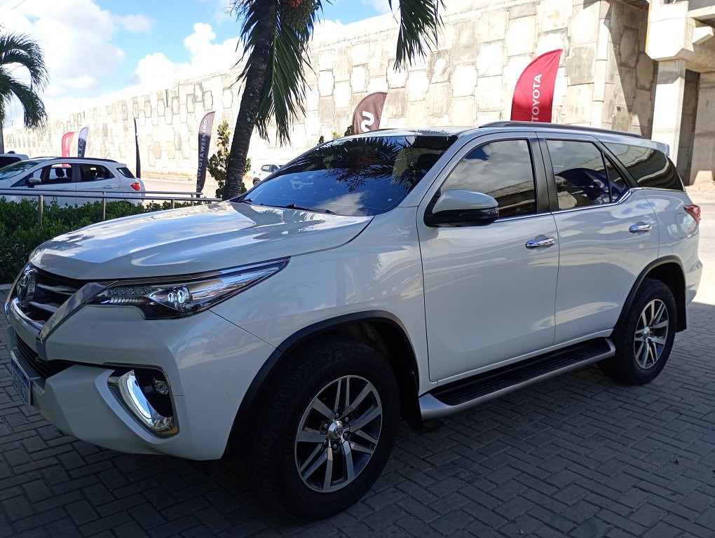 TOYOTA HILUX SW4 2.8 SRX 4X4 7 LUGARES 16V TURBO INTERCOOLER DIESEL 4P AUTOMATICO