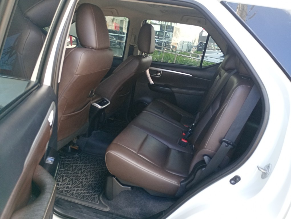 TOYOTA HILUX SW4 2.8 SRX 4X4 7 LUGARES 16V TURBO INTERCOOLER DIESEL 4P AUTOMATICO