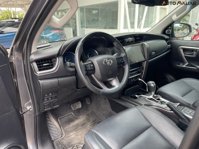 TOYOTA HILUX SW4 2.8 D-4D TURBO DIESEL SRX 7L 4X4 AUTOM&Aacute;TICO