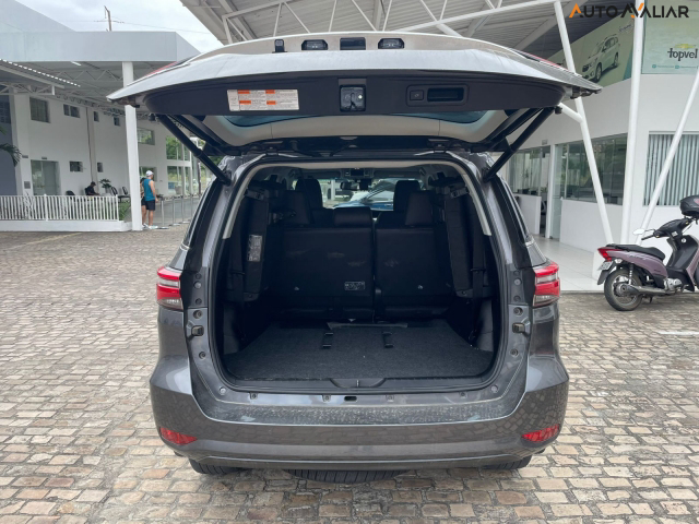 TOYOTA HILUX SW4 2.8 D-4D TURBO DIESEL SRX 7L 4X4 AUTOM&Aacute;TICO