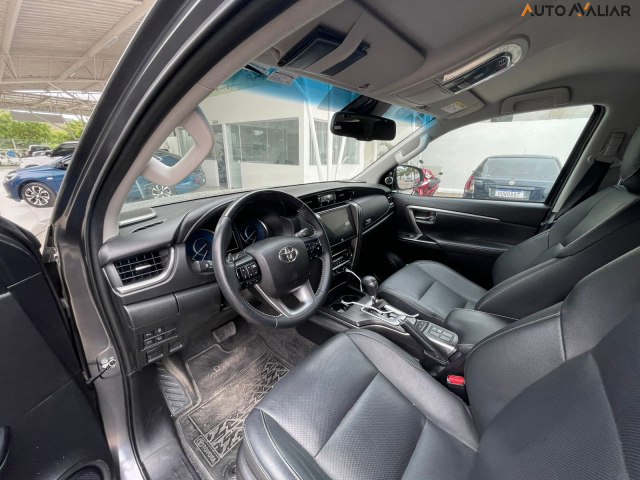 TOYOTA HILUX SW4 2.8 D-4D TURBO DIESEL SRX 7L 4X4 AUTOM&Aacute;TICO