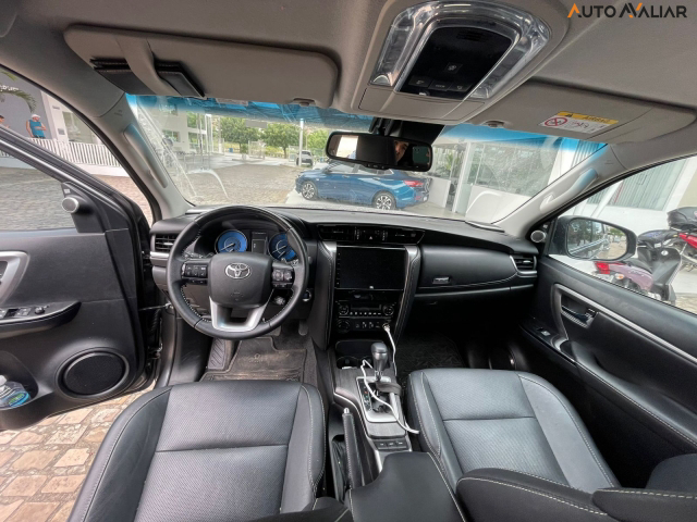 TOYOTA HILUX SW4 2.8 D-4D TURBO DIESEL SRX 7L 4X4 AUTOM&Aacute;TICO