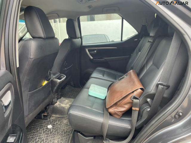 TOYOTA HILUX SW4 2.8 D-4D TURBO DIESEL SRX 7L 4X4 AUTOM&Aacute;TICO