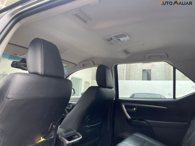 TOYOTA HILUX SW4 2.8 D-4D TURBO DIESEL SRX 7L 4X4 AUTOM&Aacute;TICO