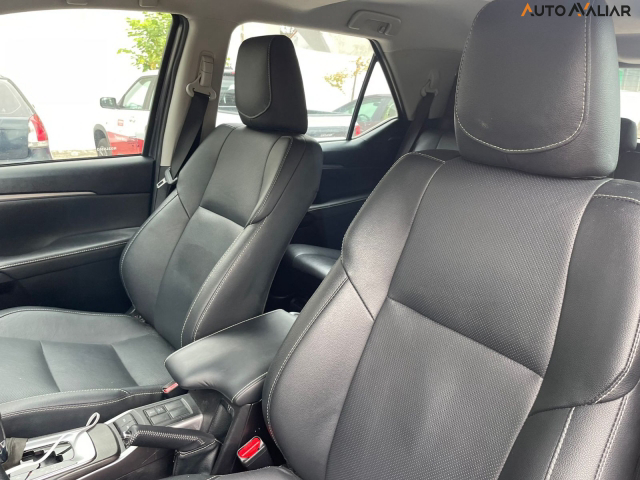 TOYOTA HILUX SW4 2.8 D-4D TURBO DIESEL SRX 7L 4X4 AUTOM&Aacute;TICO