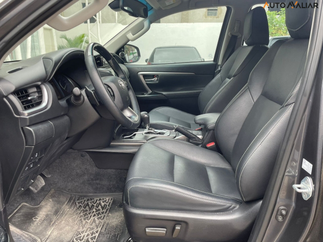 TOYOTA HILUX SW4 2.8 D-4D TURBO DIESEL SRX 7L 4X4 AUTOM&Aacute;TICO