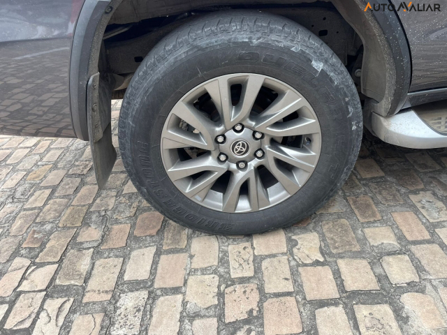 TOYOTA HILUX SW4 2.8 D-4D TURBO DIESEL SRX 7L 4X4 AUTOM&Aacute;TICO