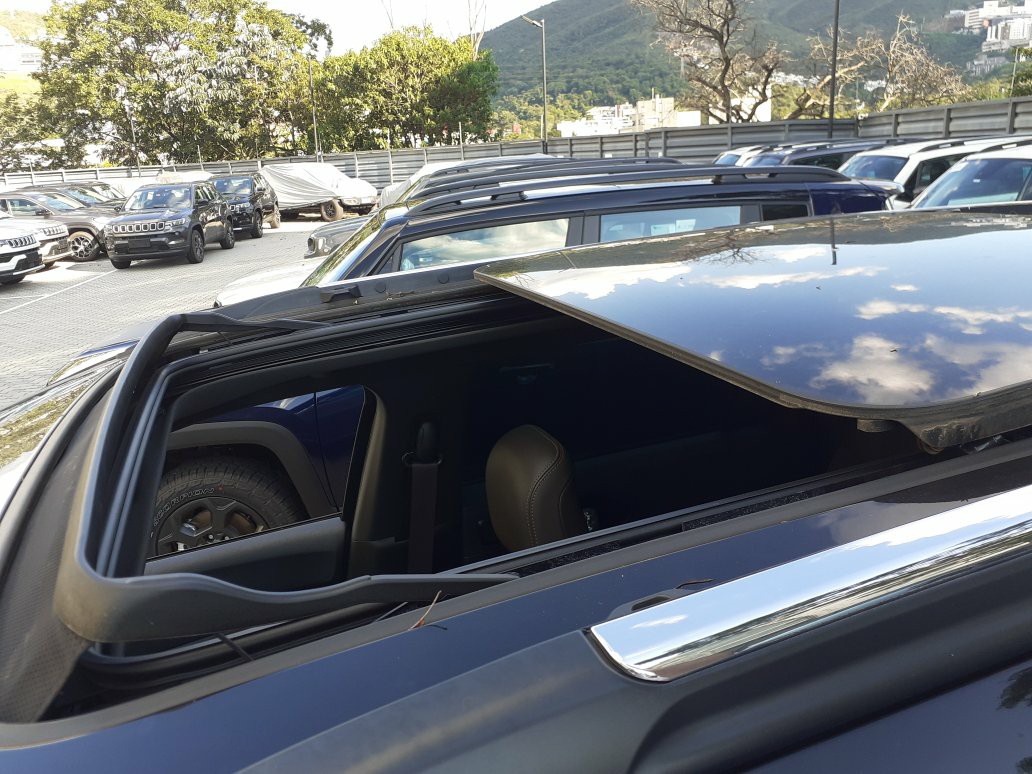 JEEP COMMANDER 2.0 TD380 TURBO DIESEL OVERLAND AT9