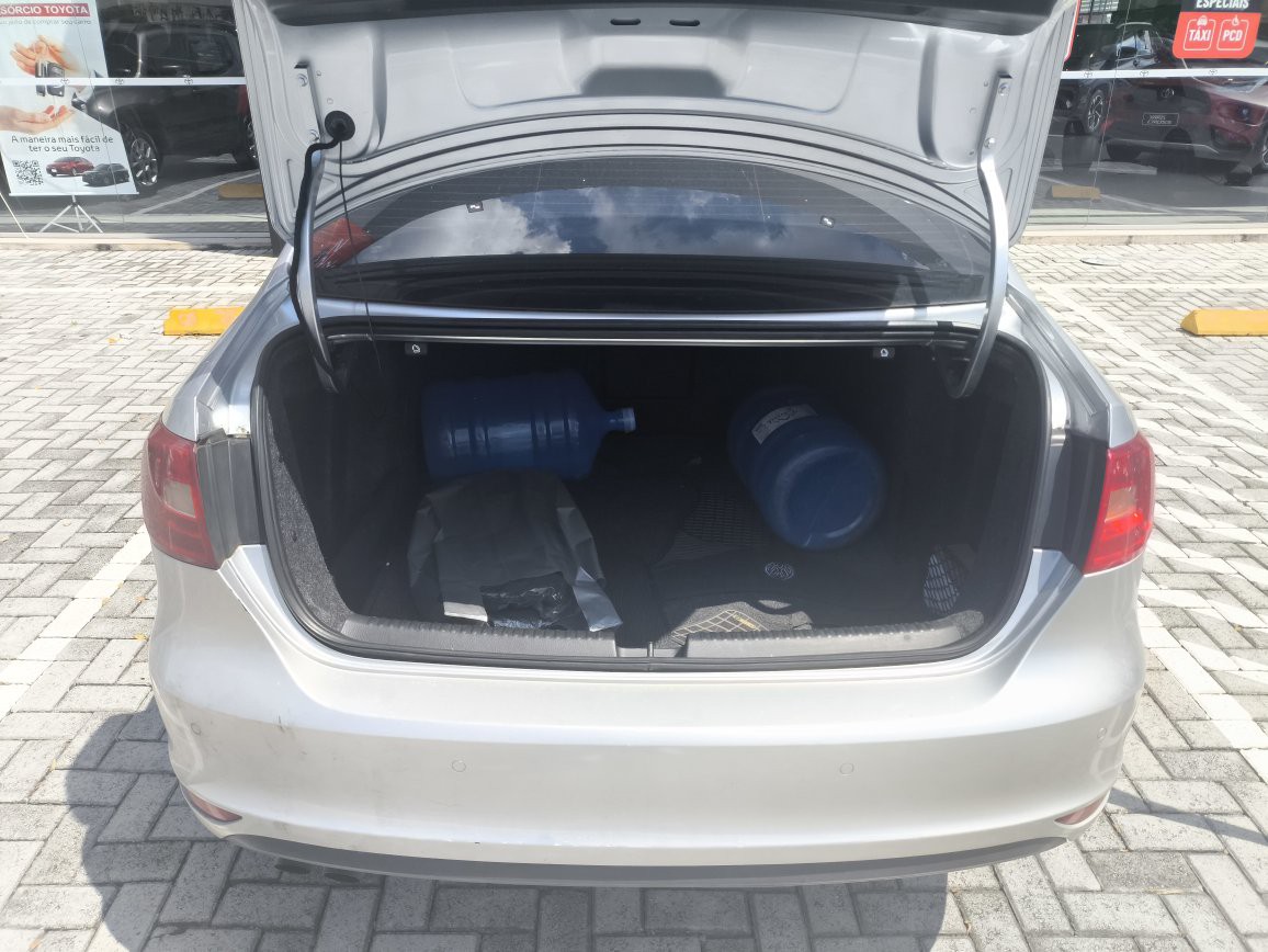 VOLKSWAGEN JETTA 2.0 COMFORTLINE FLEX 4P MANUAL