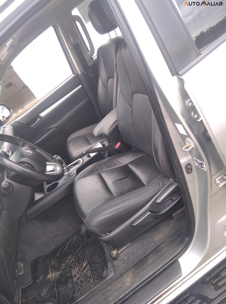 TOYOTA HILUX 2.8 D-4D TURBO DIESEL CD SR 4X4 AUTOM&Aacute;TICO