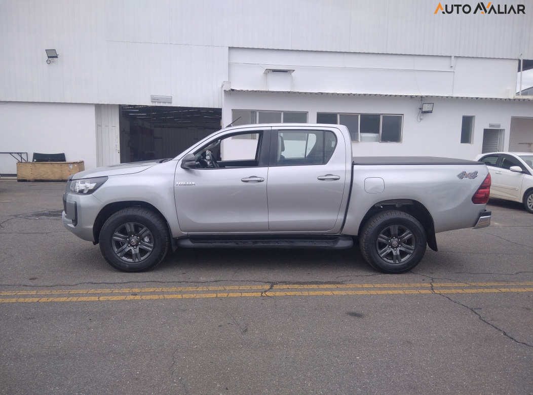 TOYOTA HILUX 2.8 D-4D TURBO DIESEL CD SR 4X4 AUTOM&Aacute;TICO