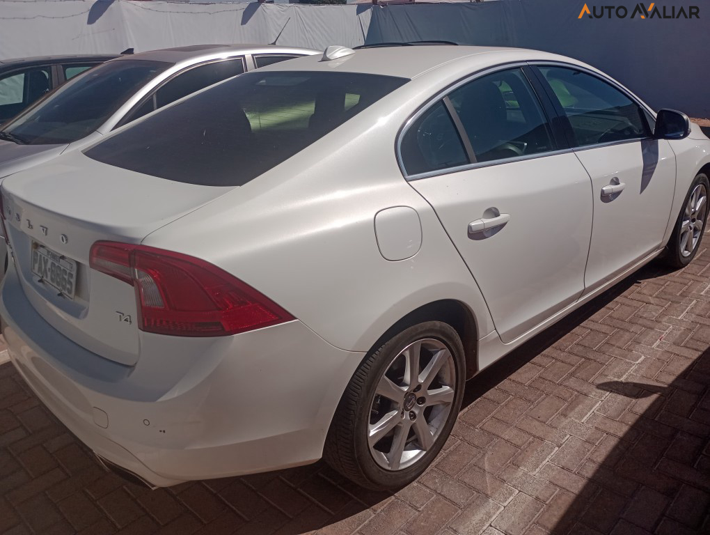VOLVO S60 2.0 T4 MOMENTUM GASOLINA 4P AUTOMATICO