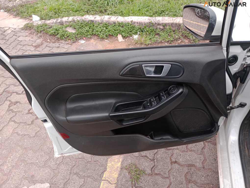 FORD FIESTA 1.6 TITANIUM HATCH 16V FLEX 4P POWERSHIFT