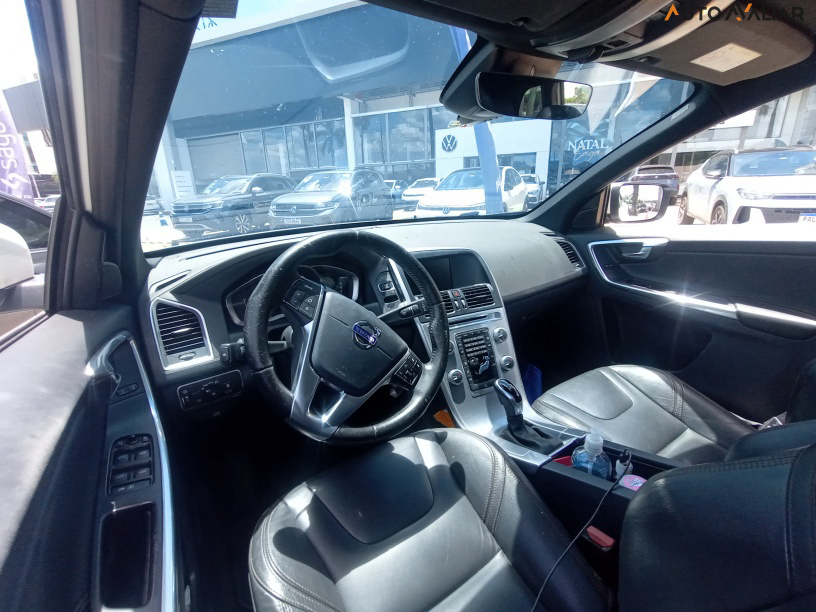 VOLVO XC60 2.4 D5 MOMENTUM DIESEL AWD 4P AUTOMATICO