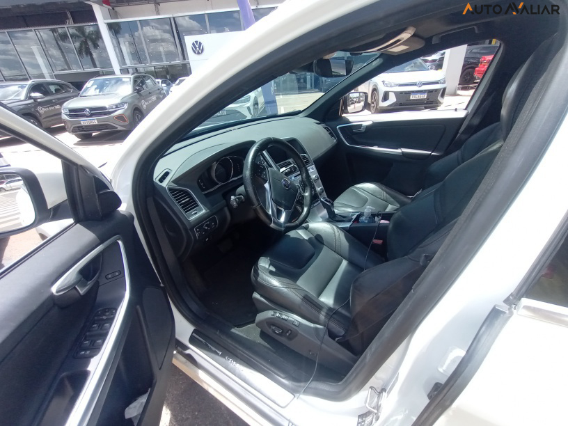 VOLVO XC60 2.4 D5 MOMENTUM DIESEL AWD 4P AUTOMATICO