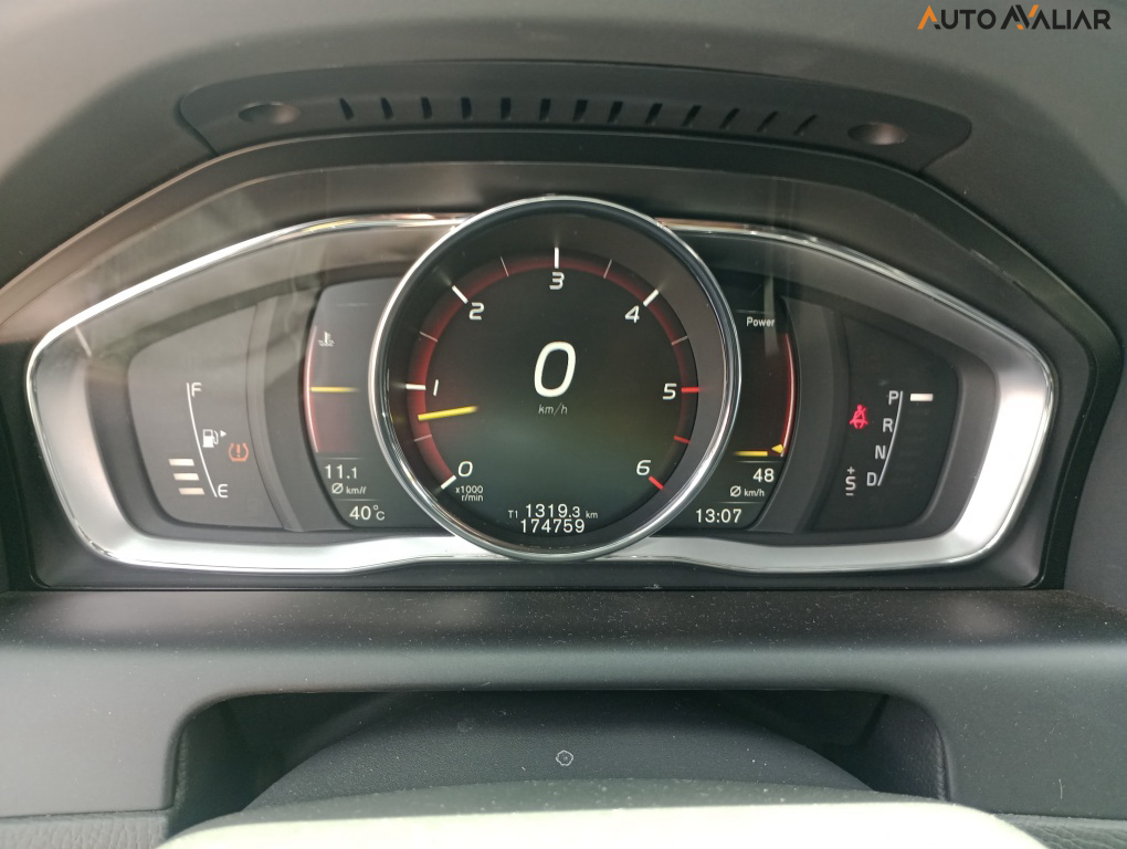 VOLVO XC60 2.4 D5 MOMENTUM DIESEL AWD 4P AUTOMATICO