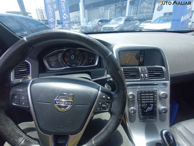 VOLVO XC60 2.4 D5 MOMENTUM DIESEL AWD 4P AUTOMATICO