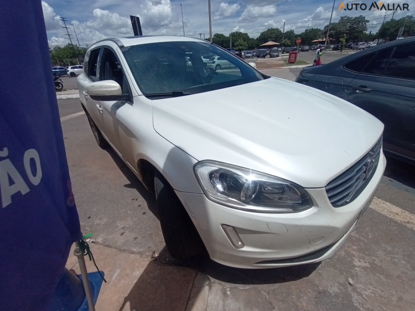 VOLVO XC60 2.4 D5 MOMENTUM DIESEL AWD 4P AUTOMATICO